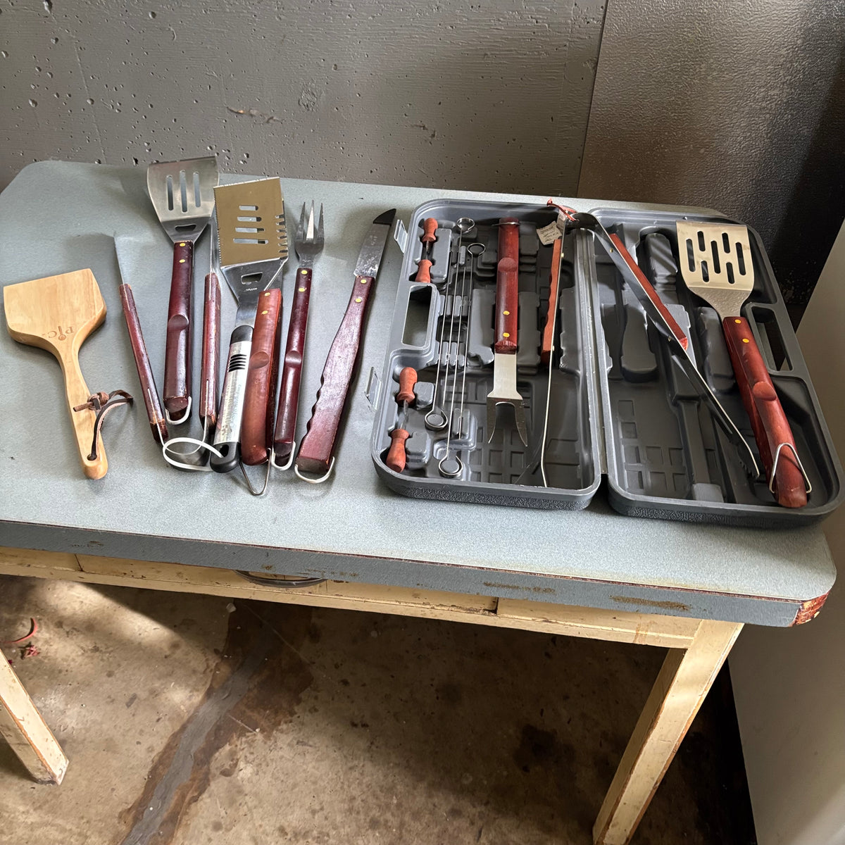 F183 Bbq utensils grouping