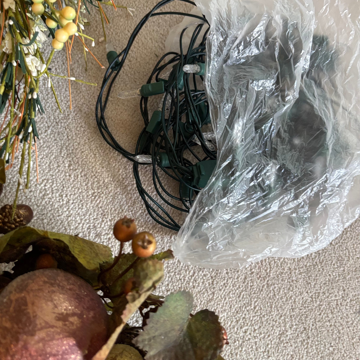 Y164 2 Wreaths and string lights