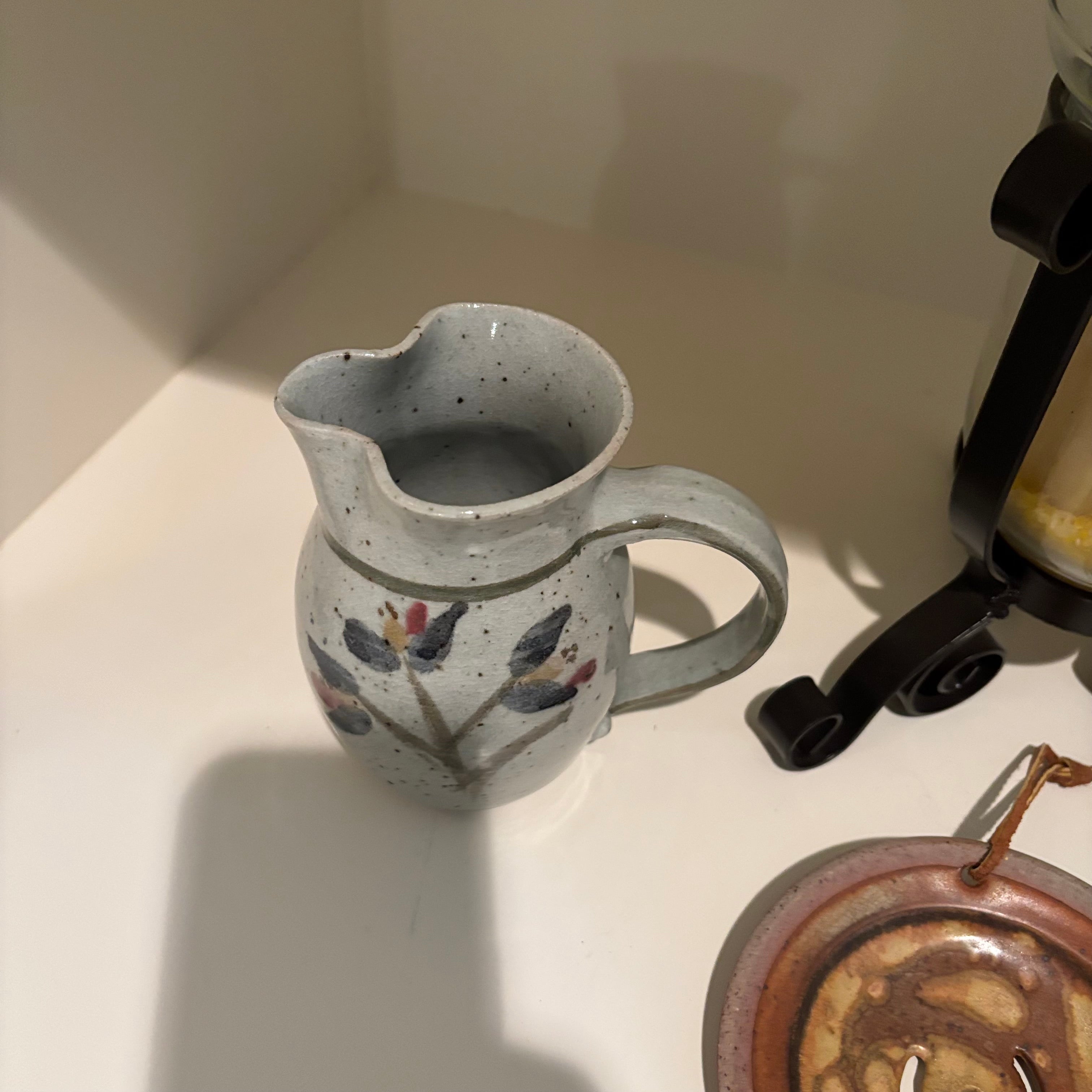 E865 Home decor grouping (earthenware and more)