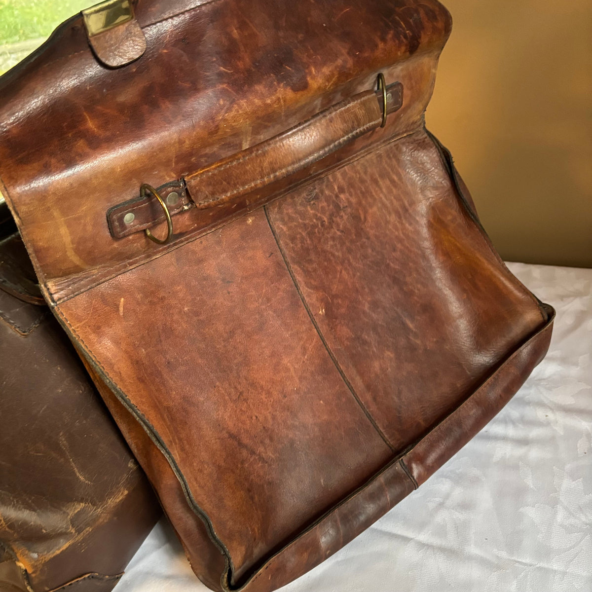 E121 Vintage leather bags grouping