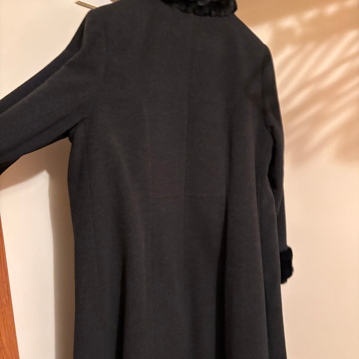 F402 Ladies vintage coat (approx size L) and leather shoes (size 10)