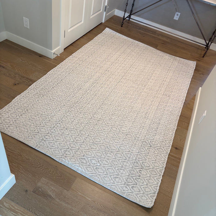 5’ x 8’ Ivory Silver Rug - G423