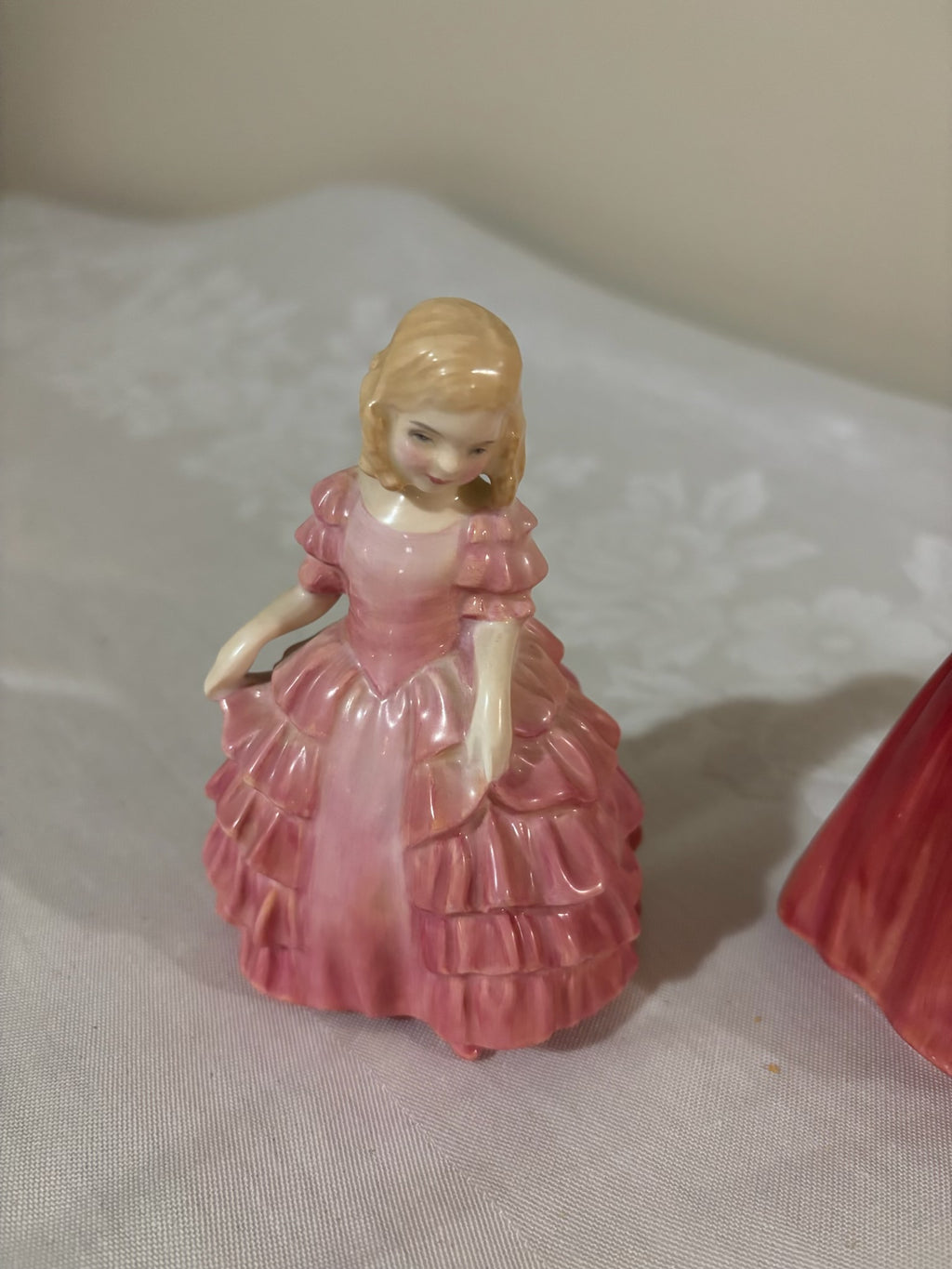 Y212 Vintage Royal Doulton porcelain figurines grouping