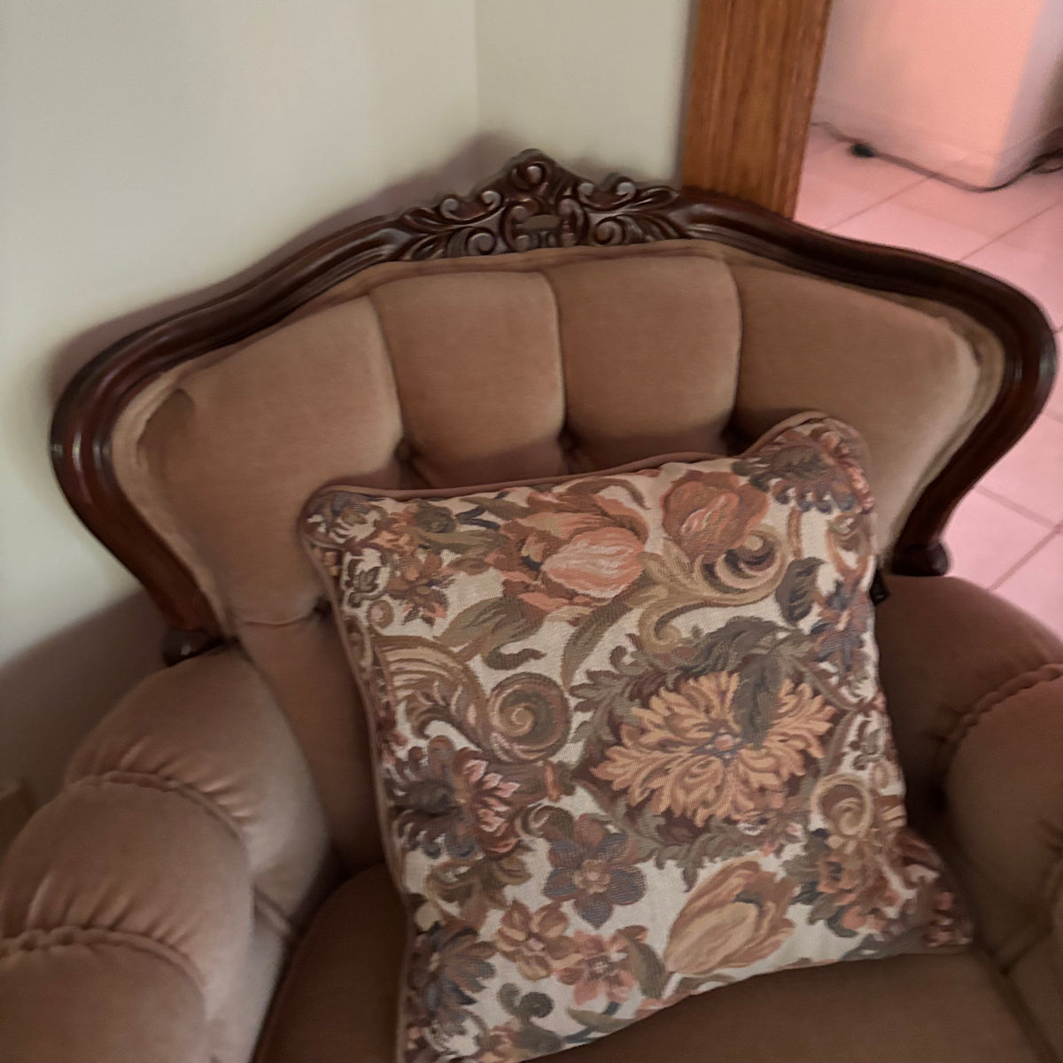 F413 Vintage arm chair with solid wood frame and pink velvety fabric