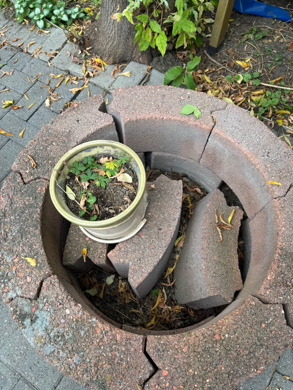 E326 Concrete fire pit bricks with metal fire pit insert