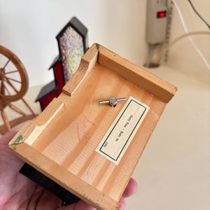 COLLECTIBLES GROUPING (WOODEN, GLASS AND PORCELAIN) - P289