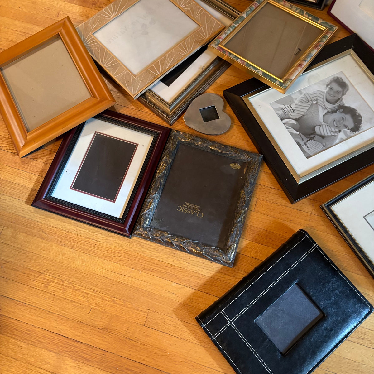 E105 Picture frames grouping