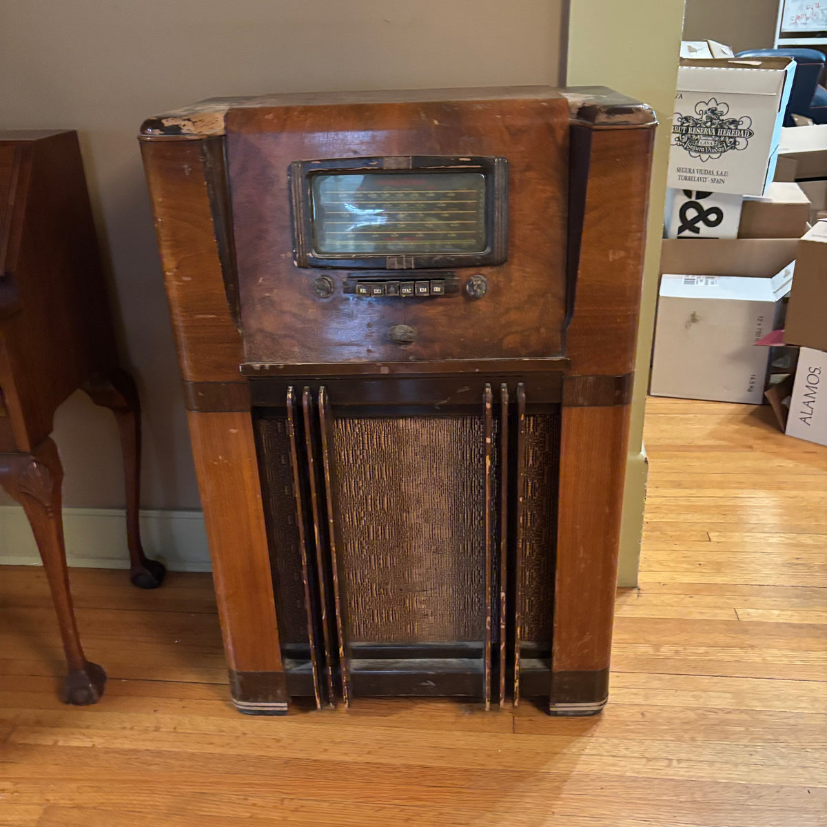 E116 As is antique tube radio (not working)