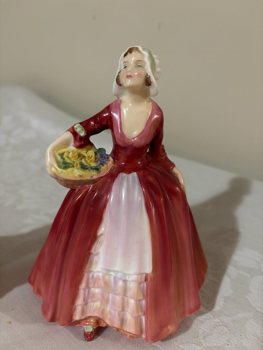 Y212 Vintage Royal Doulton porcelain figurines grouping