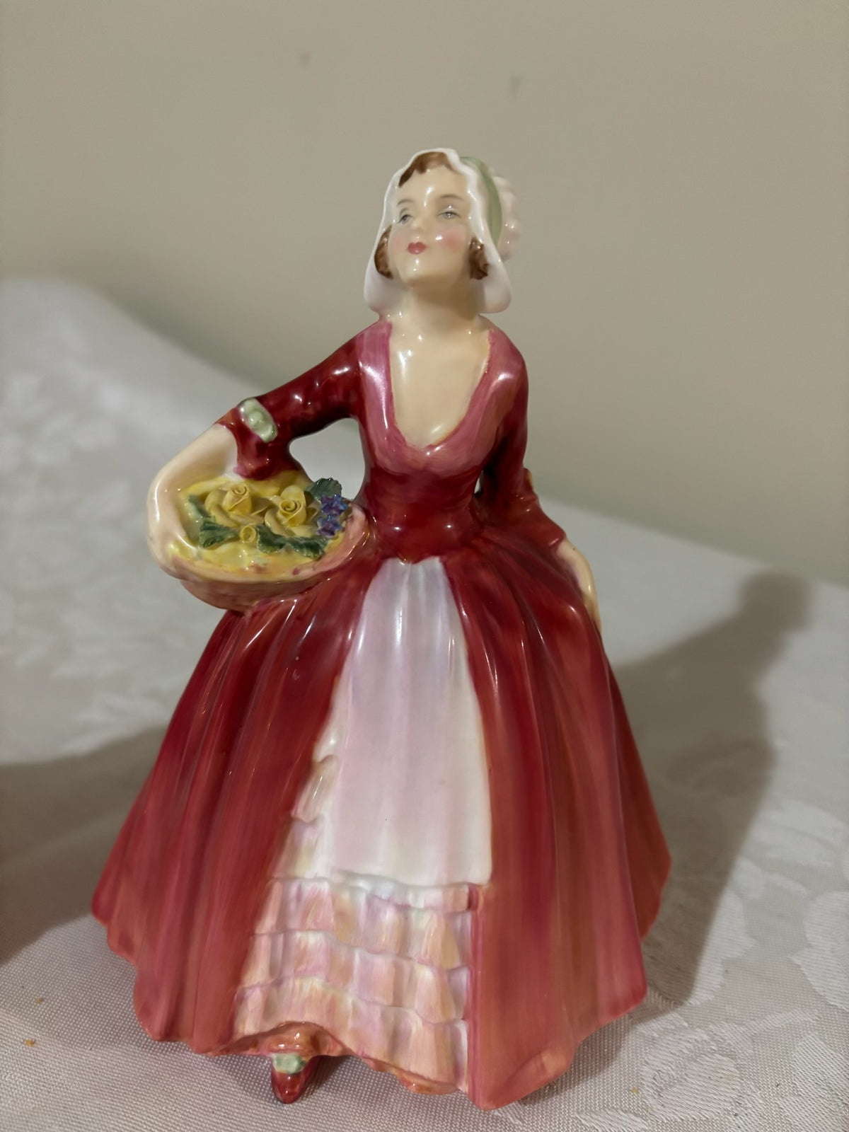 Y212 Vintage Royal Doulton porcelain figurines grouping