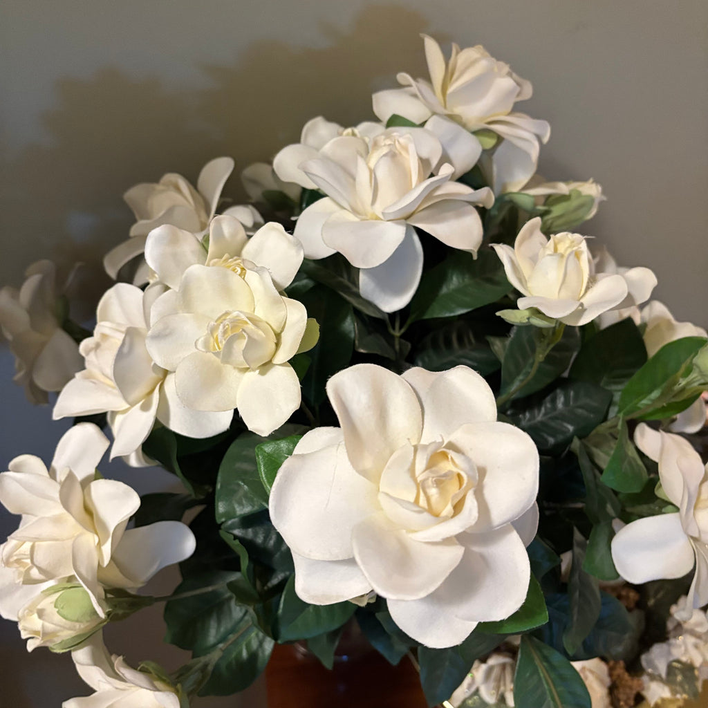 E863 Home decor grouping (faux roses and more)