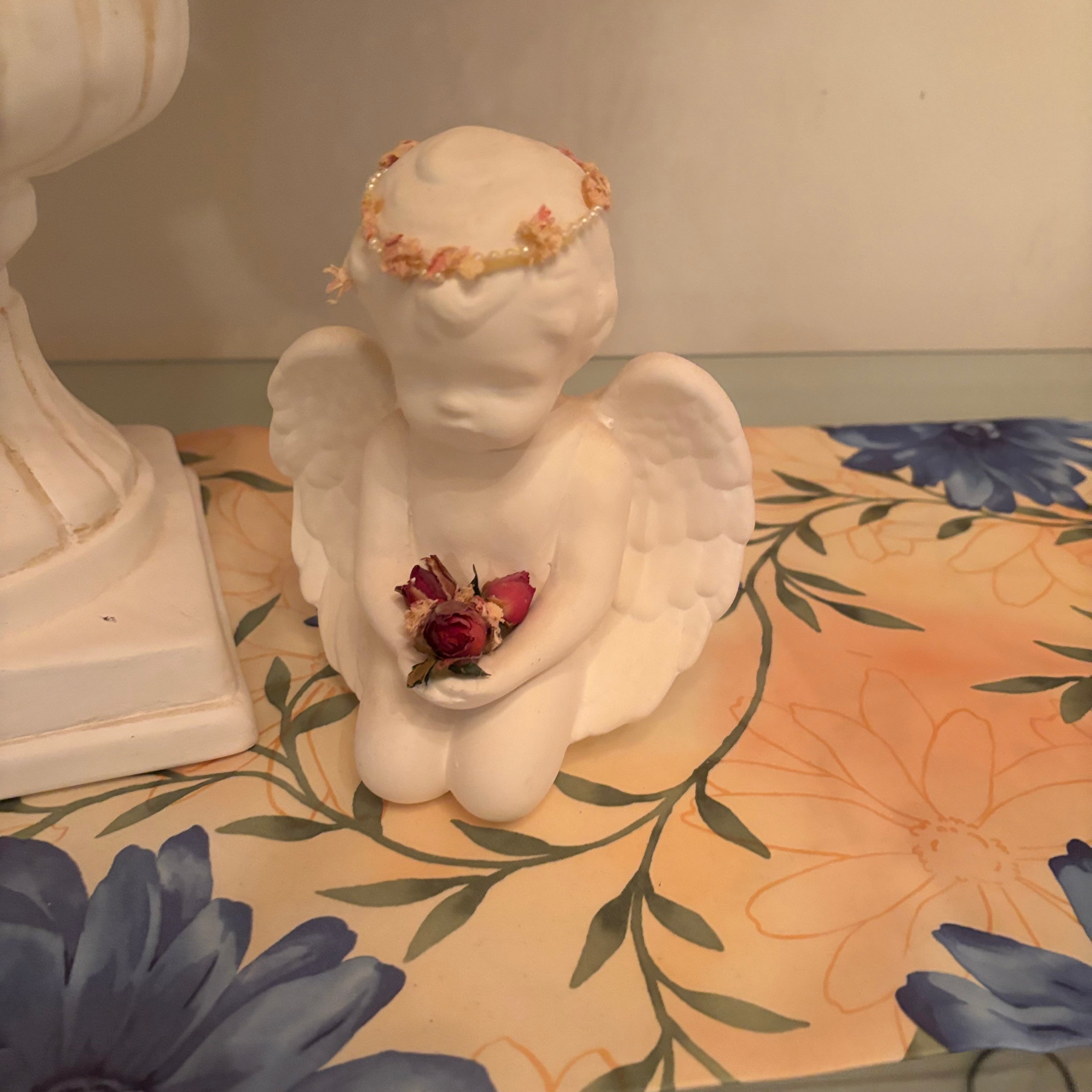F202 Floral arrangement in Chalkware urn with 2 cherub statue