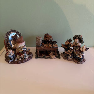 W842 3 Boyd’s bears figurines (Mirror, desk and more)