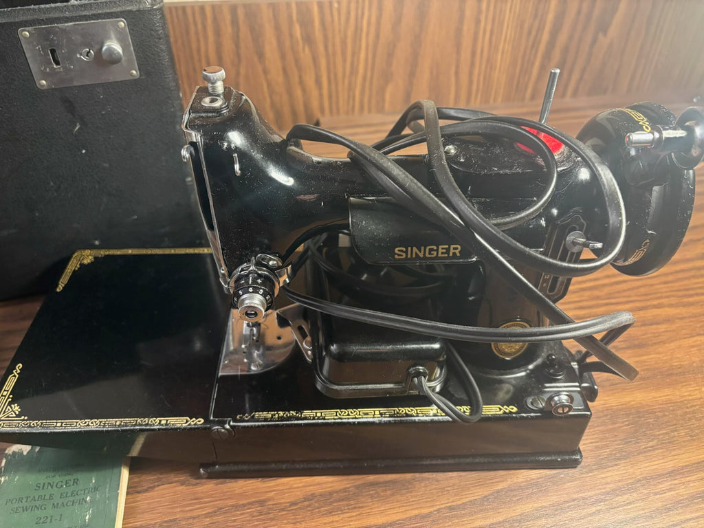 K518B Vintage singer sewing machine