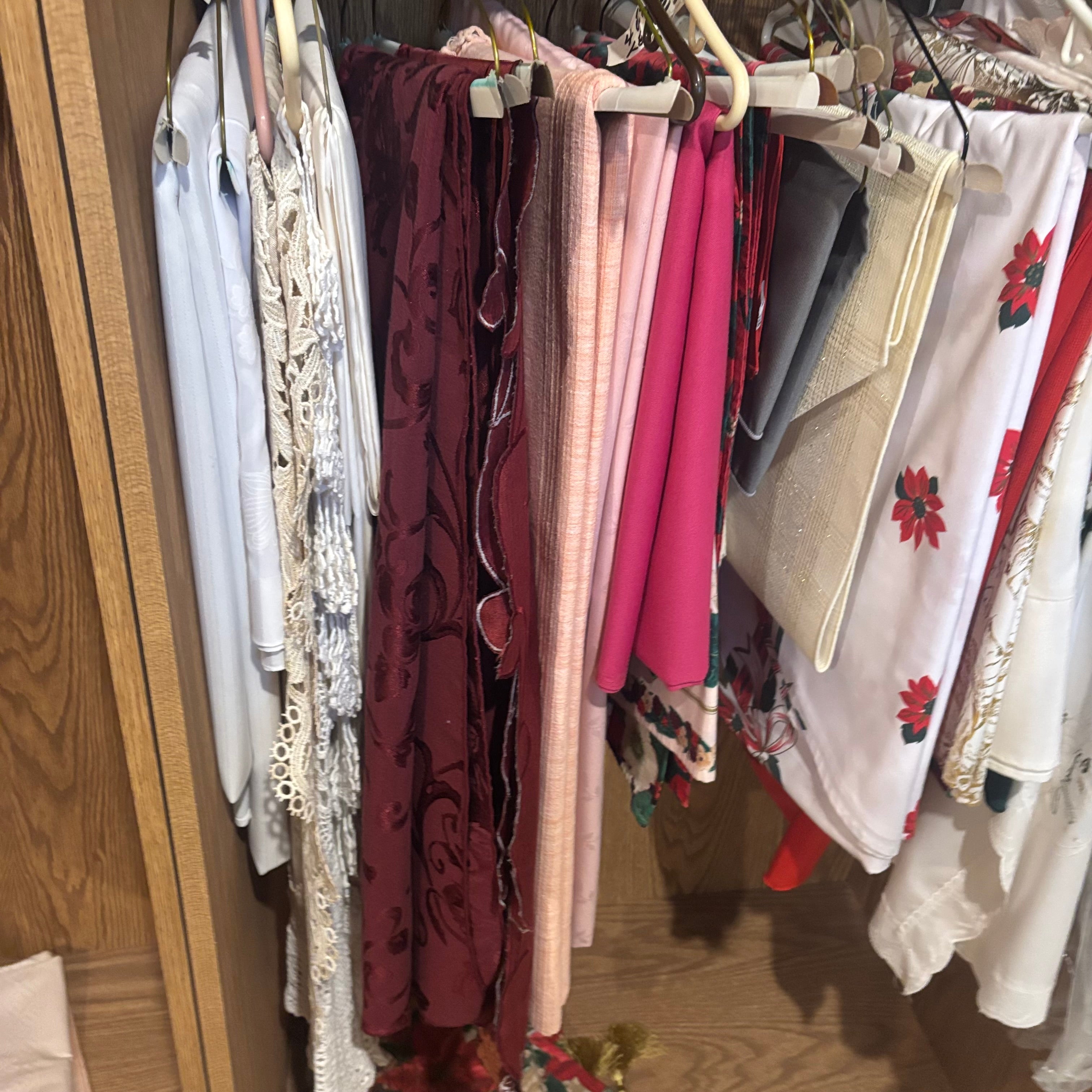 E870 Table linens grouping