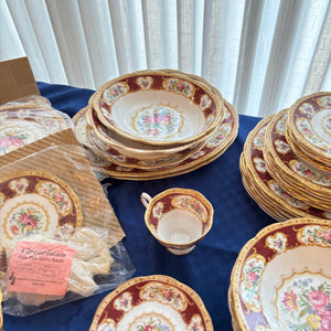 127 PIECE ROYAL ALBERT LADY HAMILTON CHINA GROUPING (IN EXCELLENT CONDITION) - P105