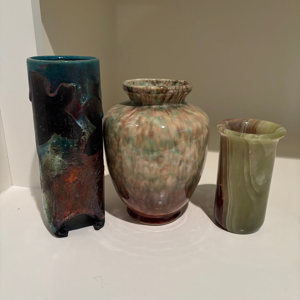 E864 Home decor grouping (stone vases)