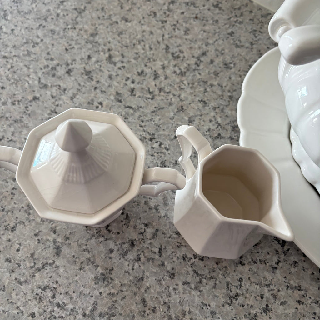 E891 Soup tureen kitchen grouping