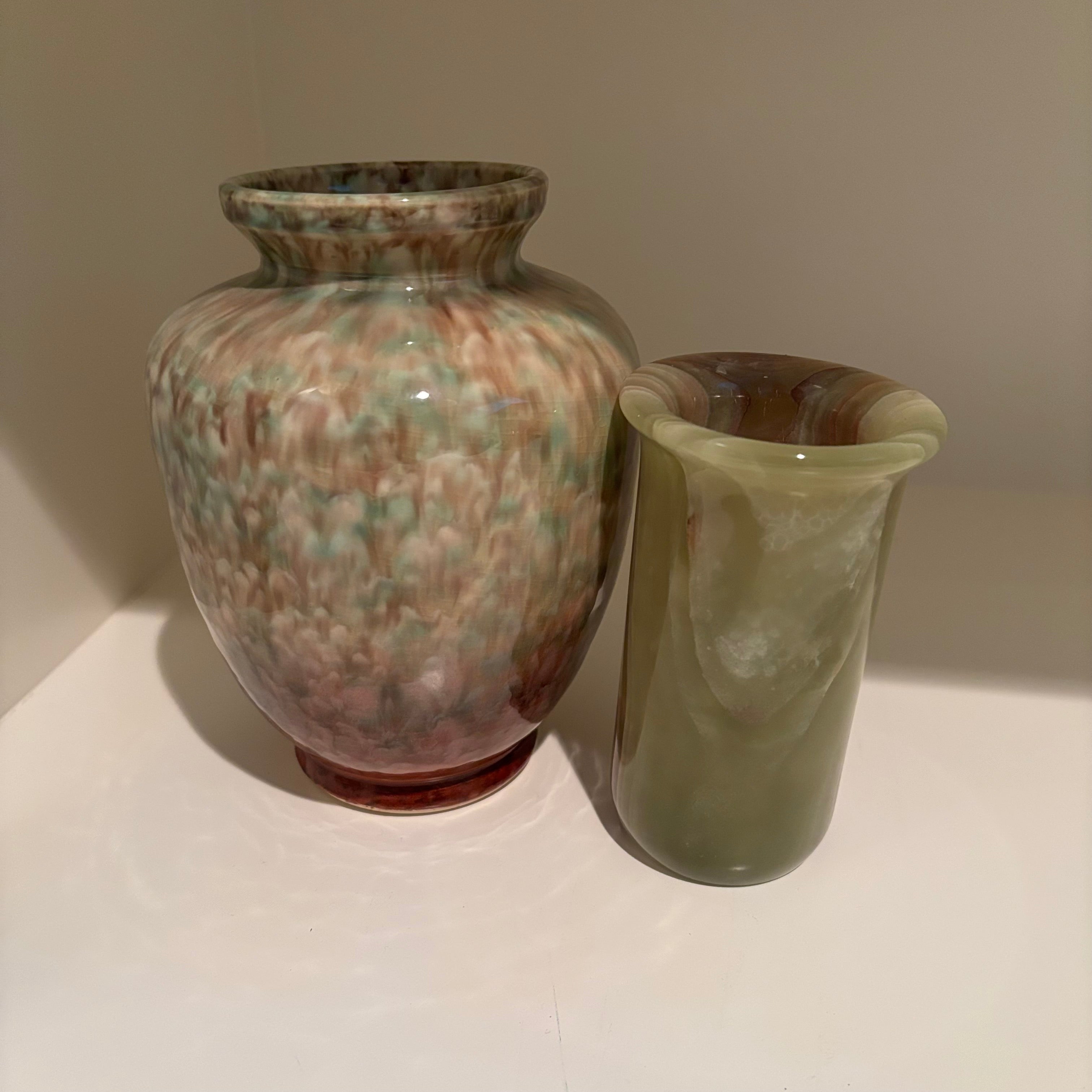 E864 Home decor grouping (stone vases)