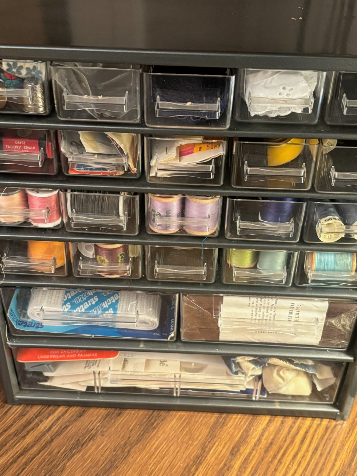 K522B Sewing supplies grouping