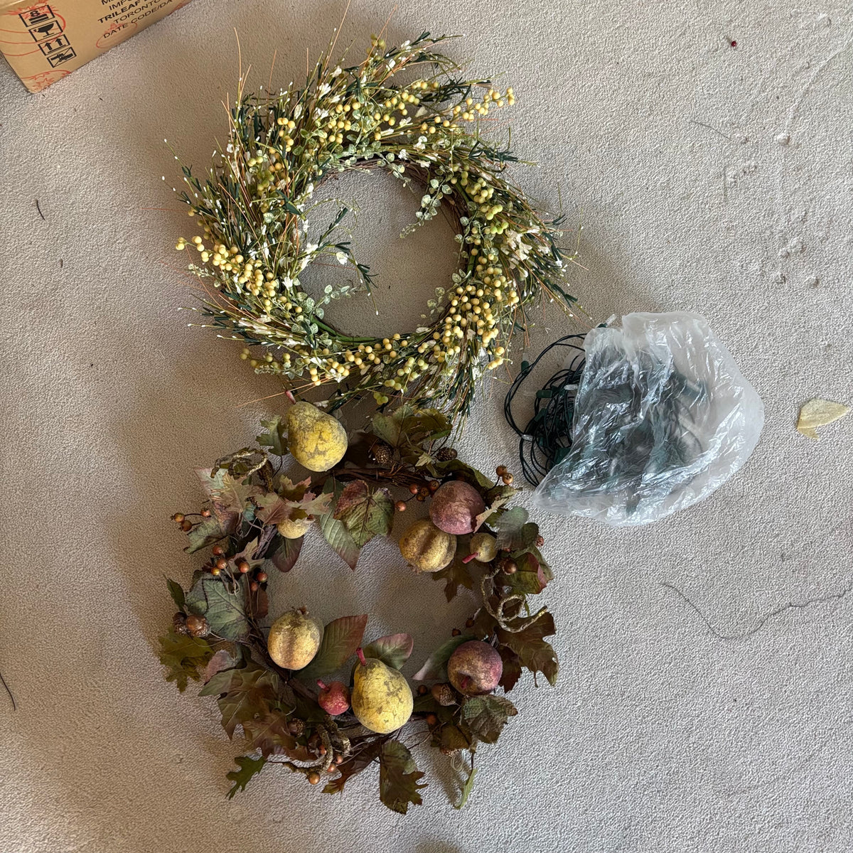 Y164 2 Wreaths and string lights