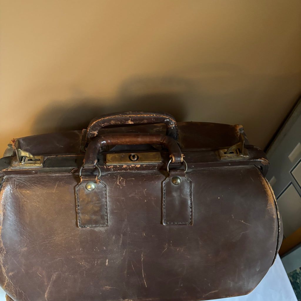 E121 Vintage leather bags grouping