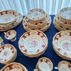 127 PIECE ROYAL ALBERT LADY HAMILTON CHINA GROUPING (IN EXCELLENT CONDITION) - P105