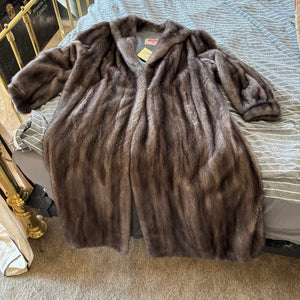 YAEGERS FURS LTD XXL SPLIT SKIN DYED MINK COAT AND FUR HAT - P272
