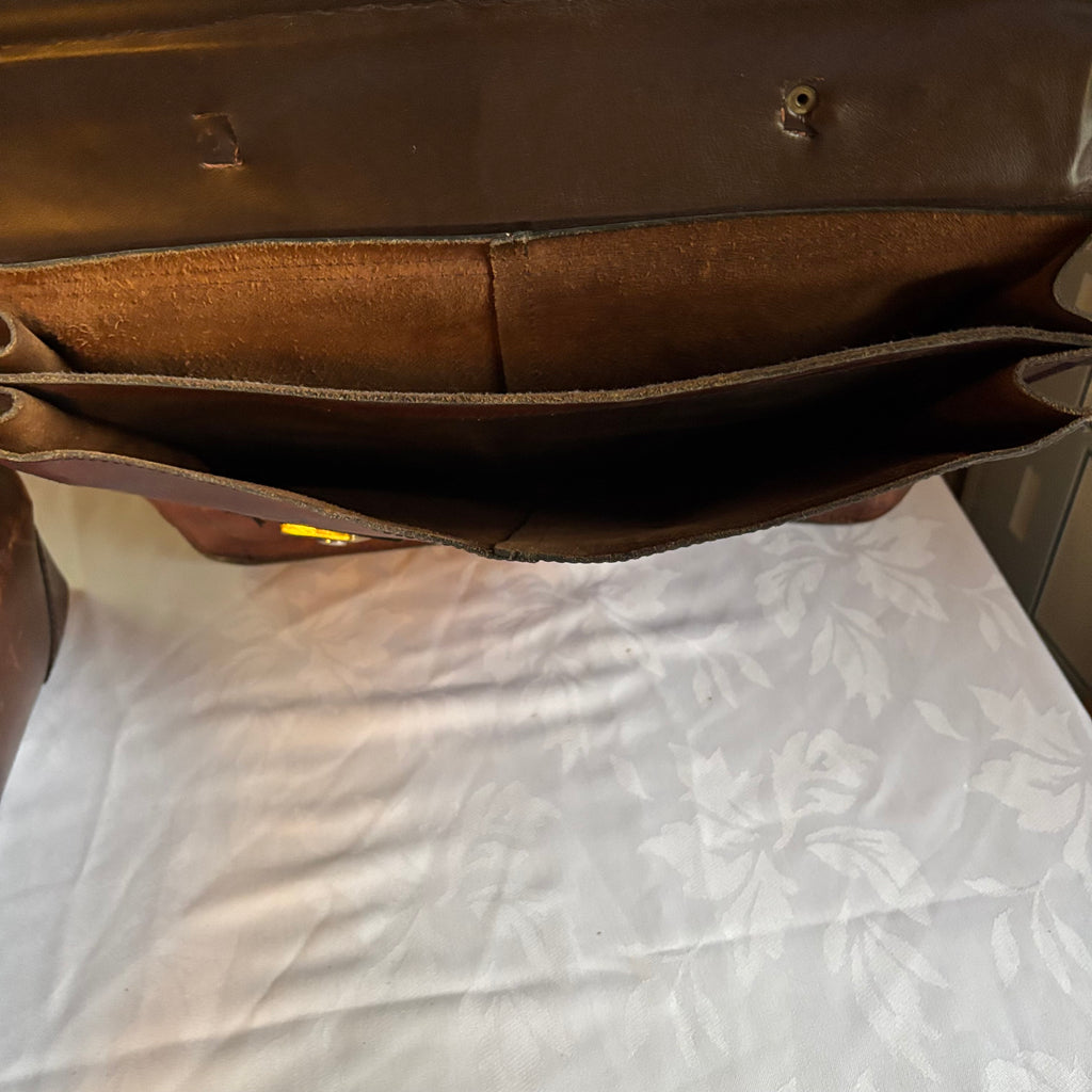 E121 Vintage leather bags grouping