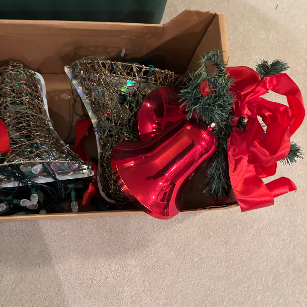 E872 Outdoor Christmas decor grouping