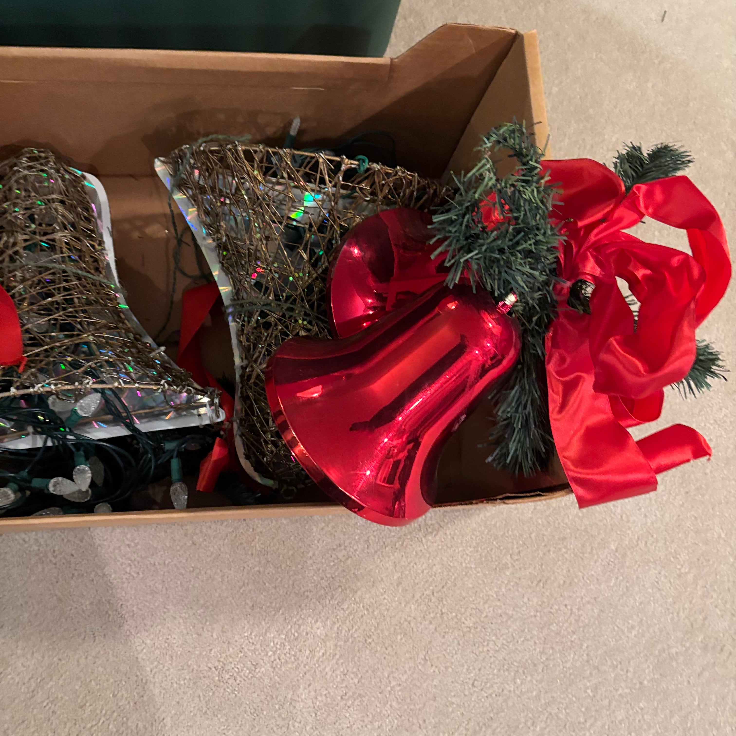 E872 Outdoor Christmas decor grouping