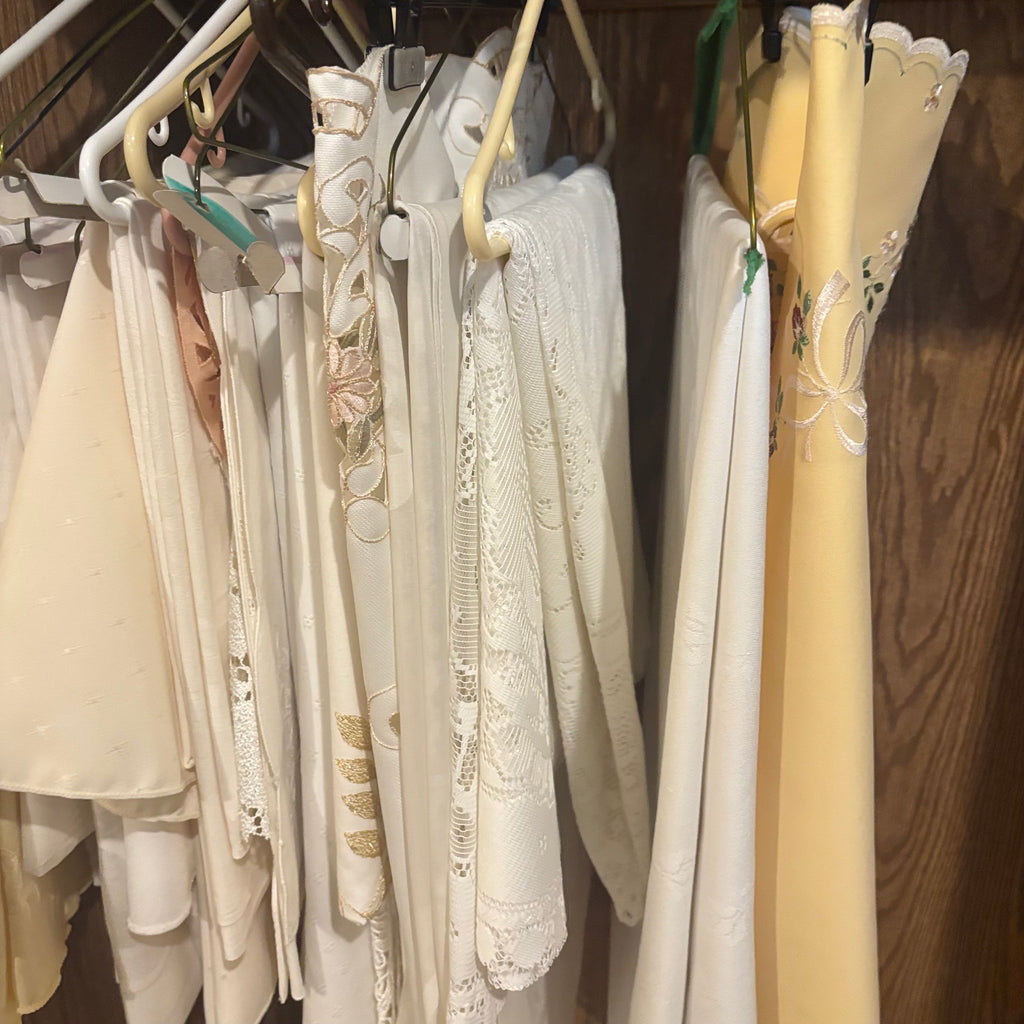 E870 Table linens grouping