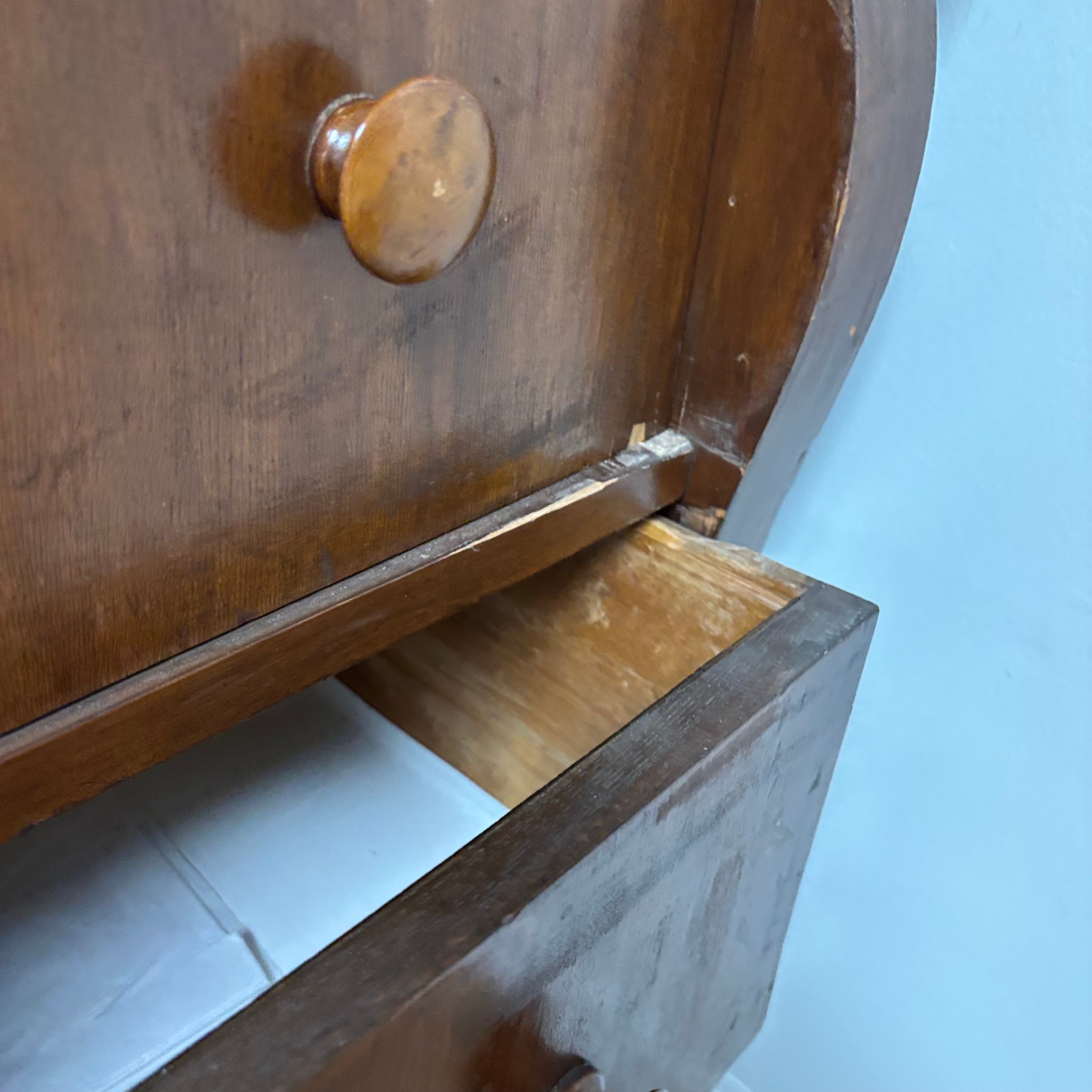 F180 Solid wood antique 4 Drawer dresser with mirror (some dings/separation along edges of drawer)
