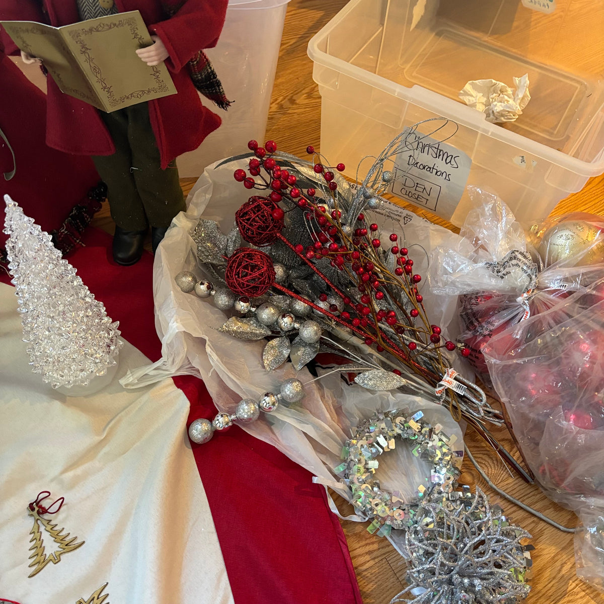 Y165 Christmas grouping (tree skirt and more)