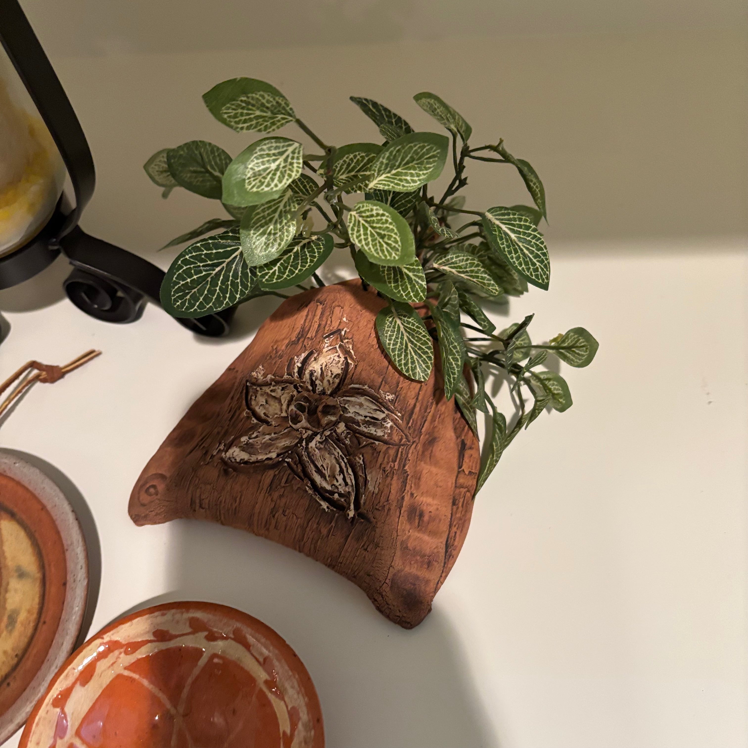E865 Home decor grouping (earthenware and more)