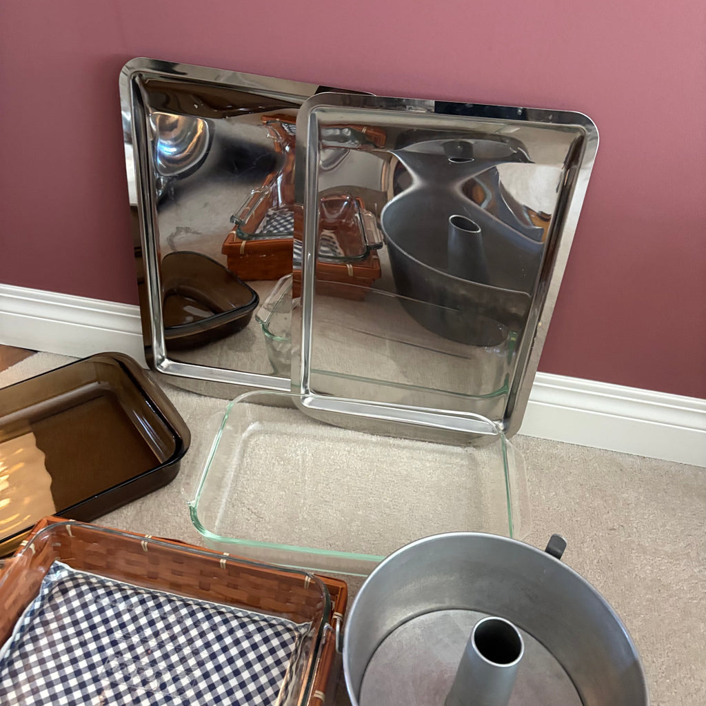 E885 Kitchen grouping (Glass bakeware and more)