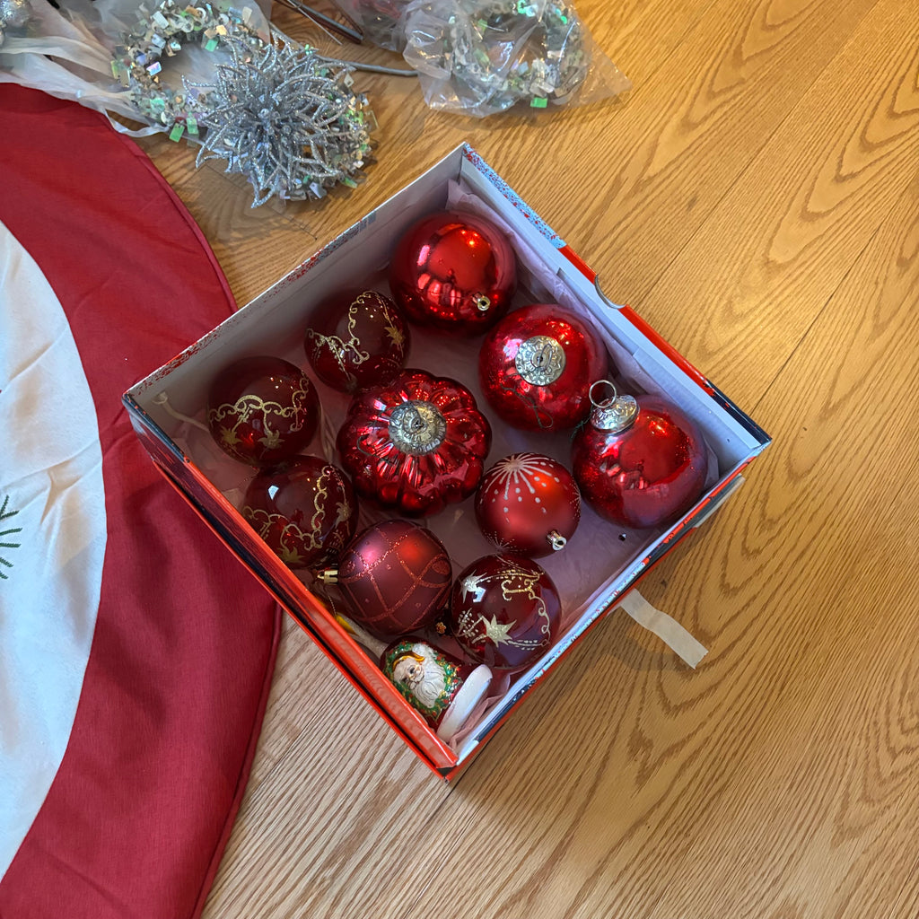 Y165 Christmas grouping (tree skirt and more)