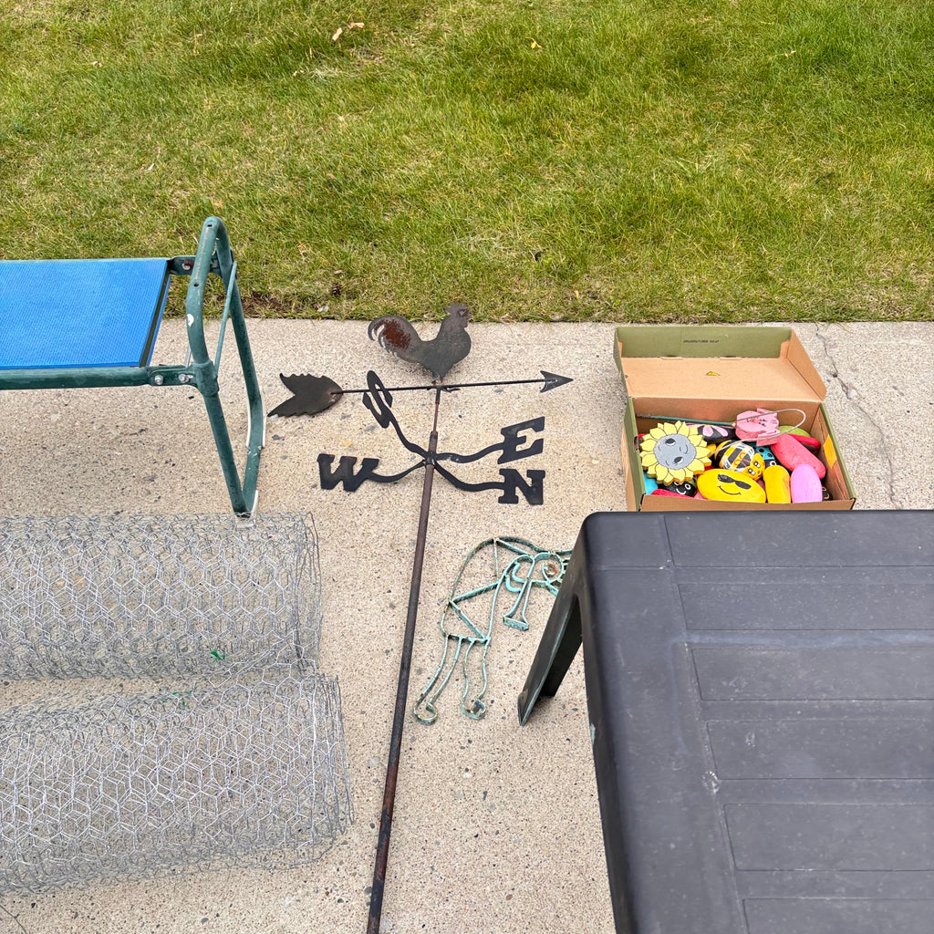 K354 Random yard Grouping (plastic garbage can and more)