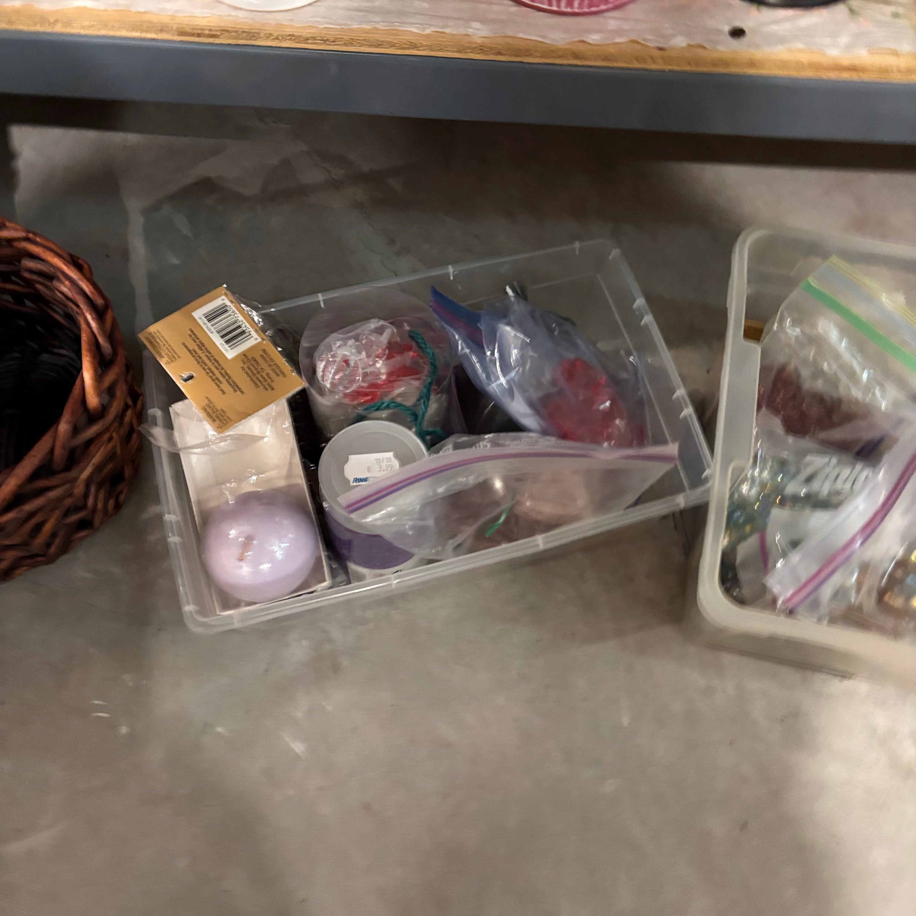 E847 Vases, candles and more