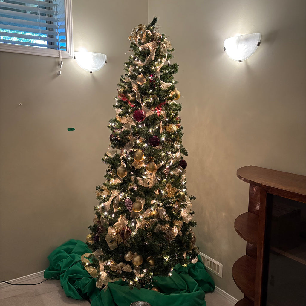 E871 Fully decorated pre lit Christmas tree