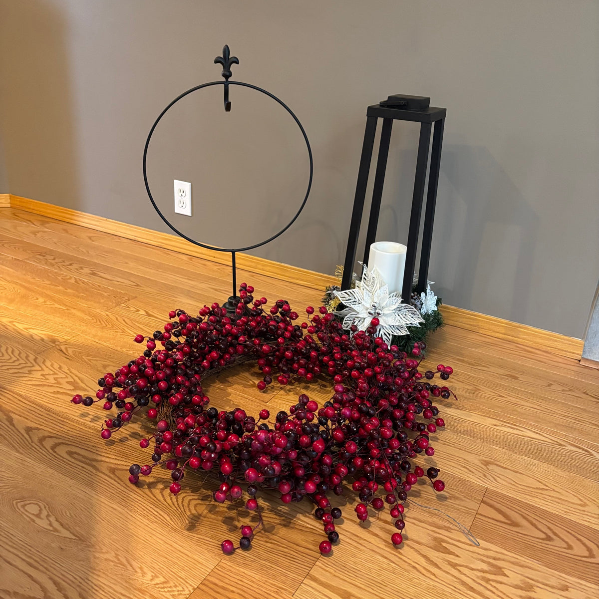 Y116A Christmas Grouping (Berry wreath and more)