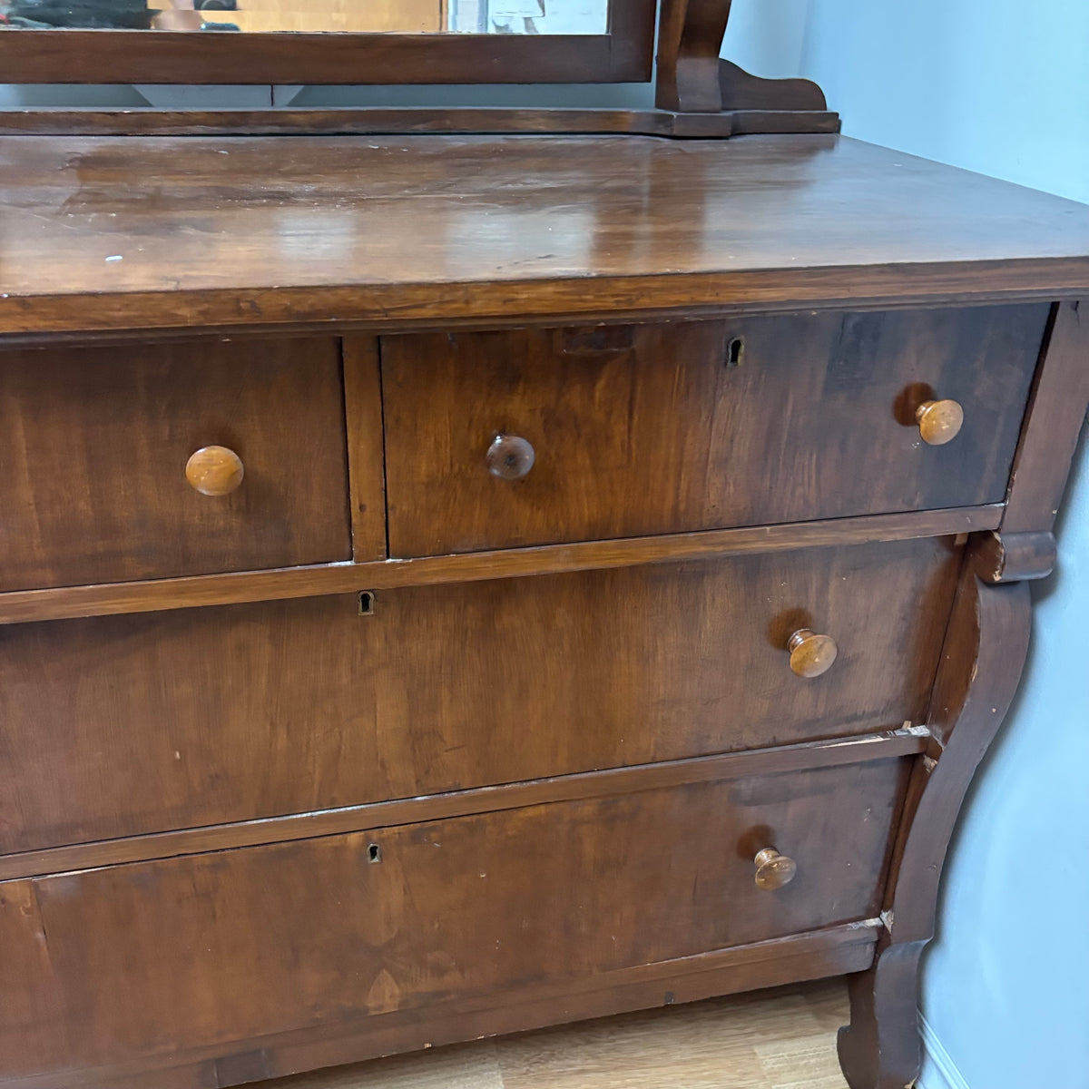 F180 Solid wood antique 4 Drawer dresser with mirror (some dings/separation along edges of drawer)