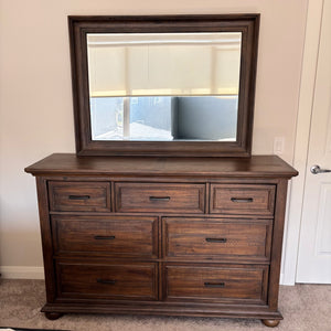 Like new CHATHAM PARK King Size WOOD 7 drawer dresser with mirror - R536