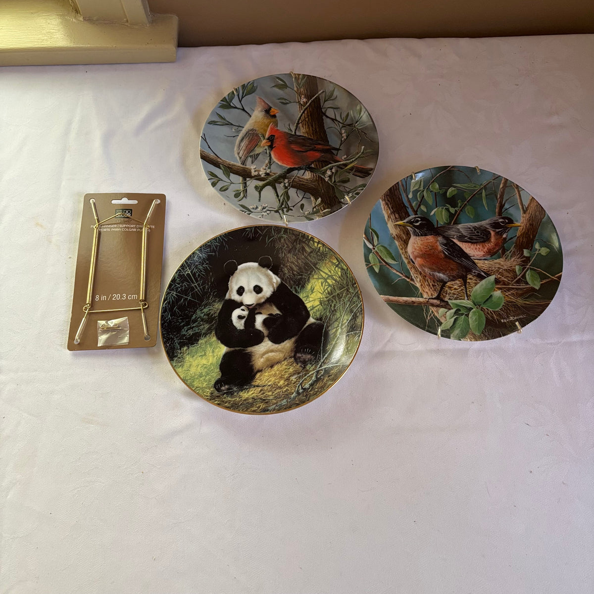 E150 3 Vintage collector plates