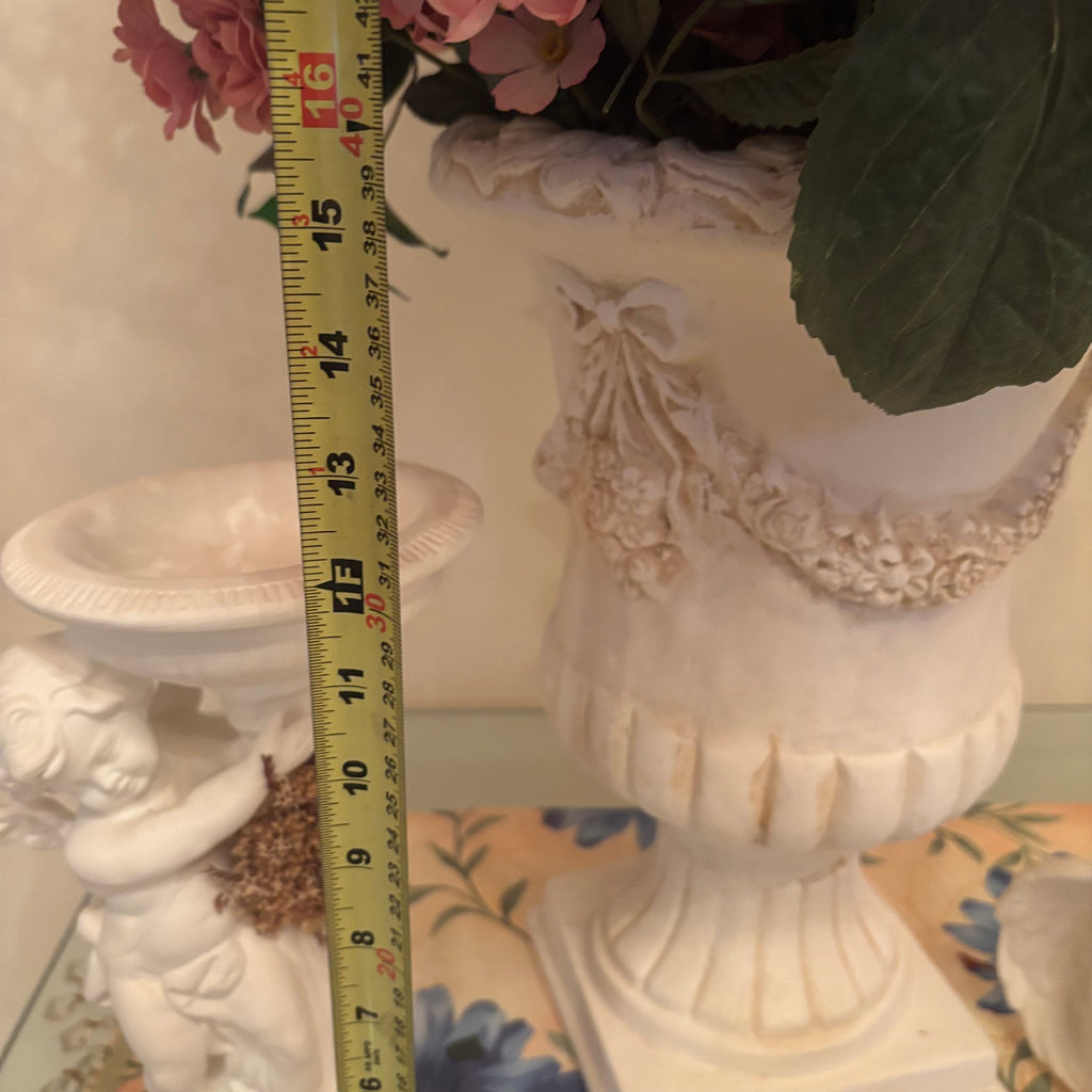 F202 Floral arrangement in Chalkware urn with 2 cherub statue