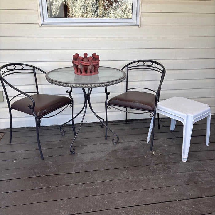 Patio Furniture Grouping (vinyl on chairs has some wear and tear) - S594