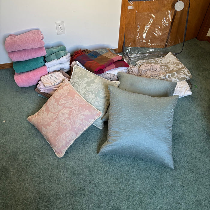 Linens and Towels Grouping - C456