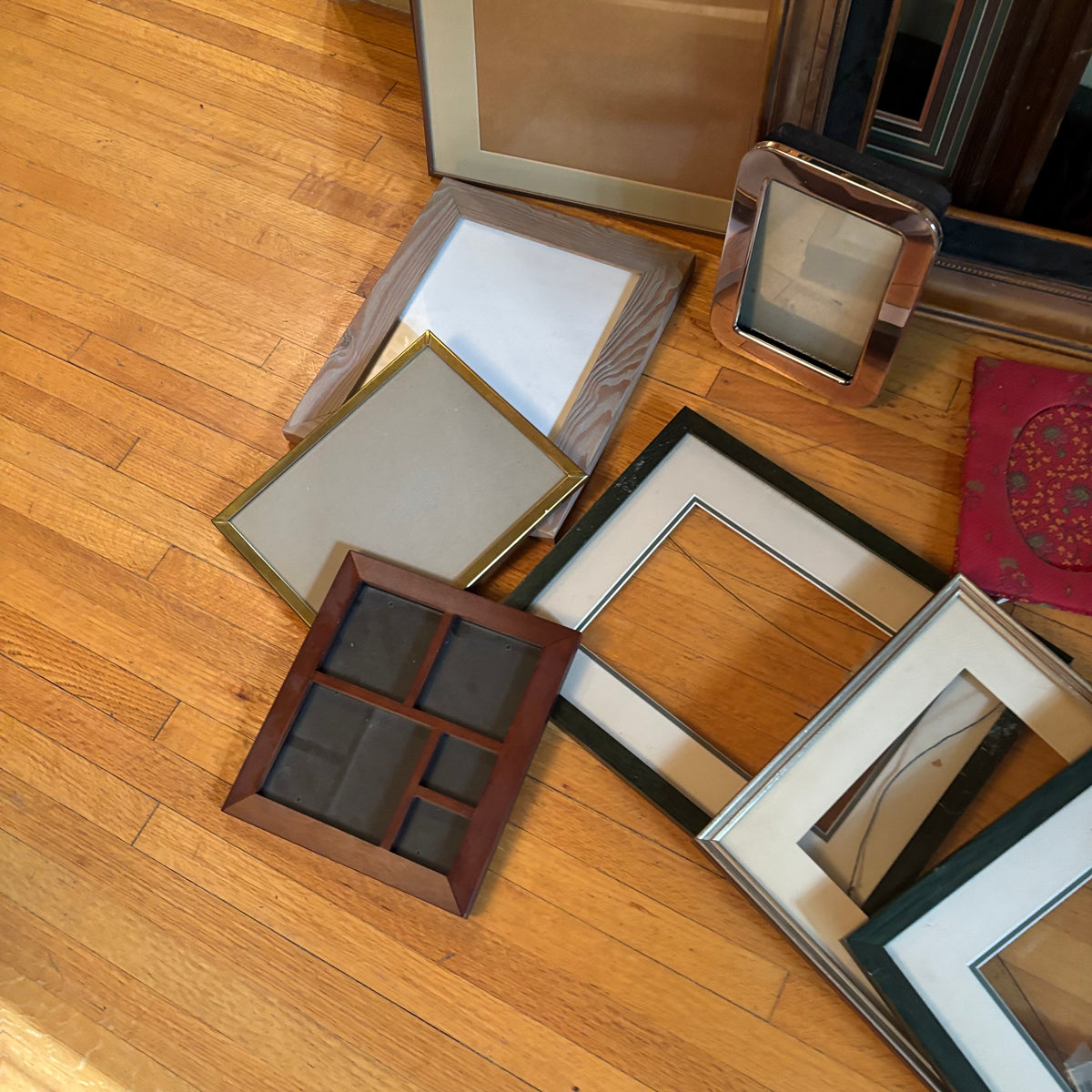 E101 Picture frames grouping