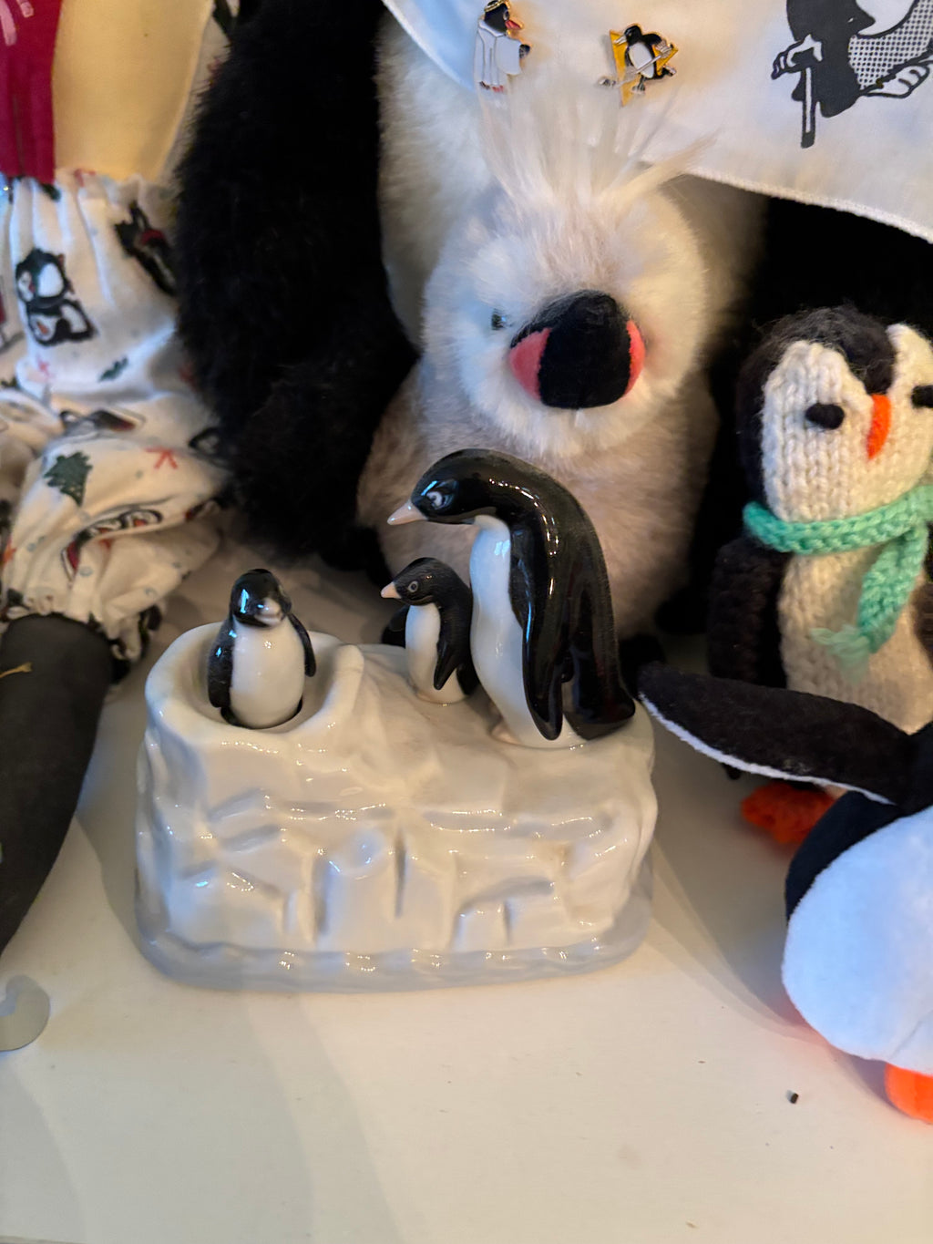 W807 Penguin Grouping (Gund and more)