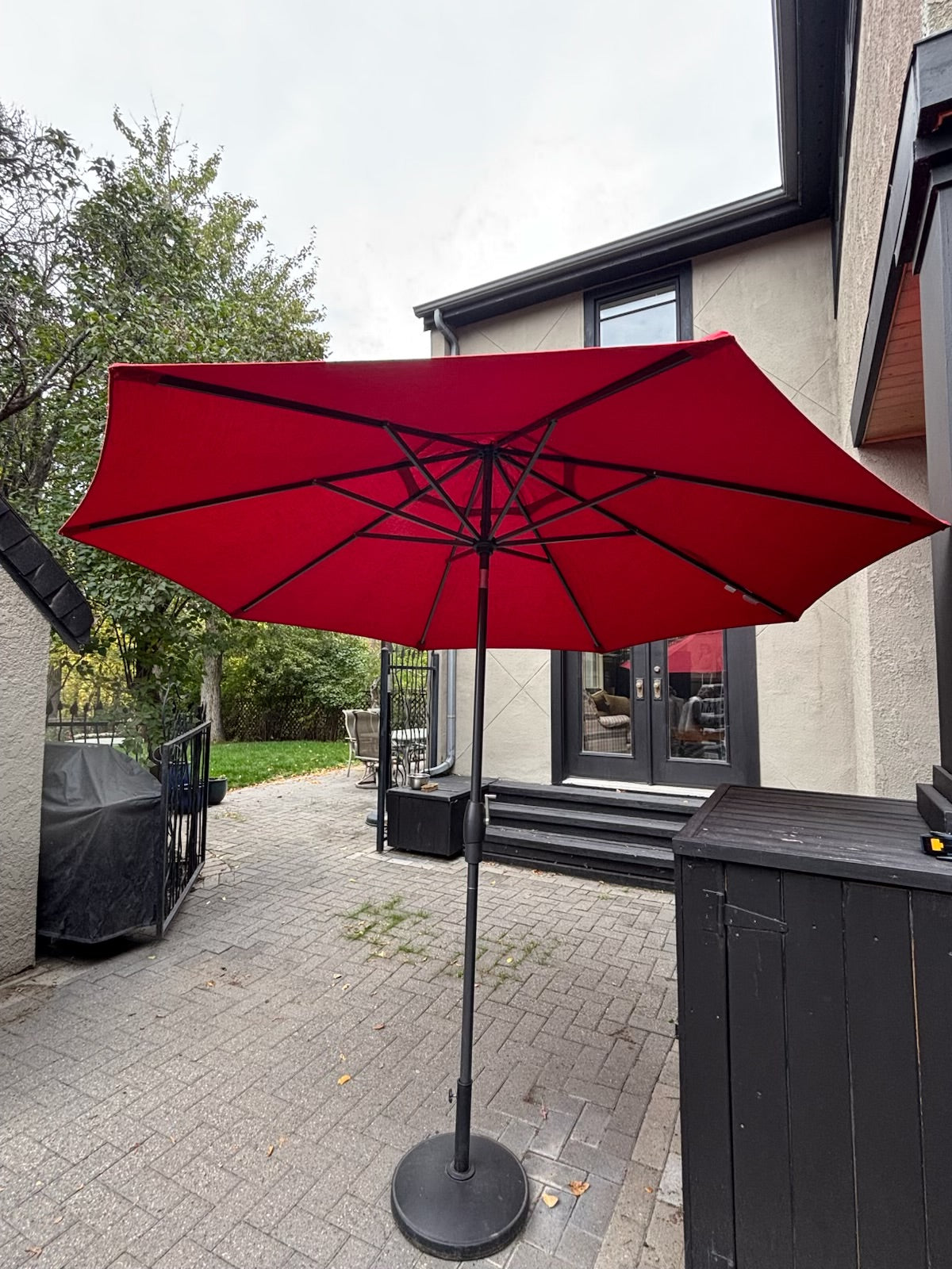 E323 Patio table with 6 chairs, red umbrella and umbrella stand